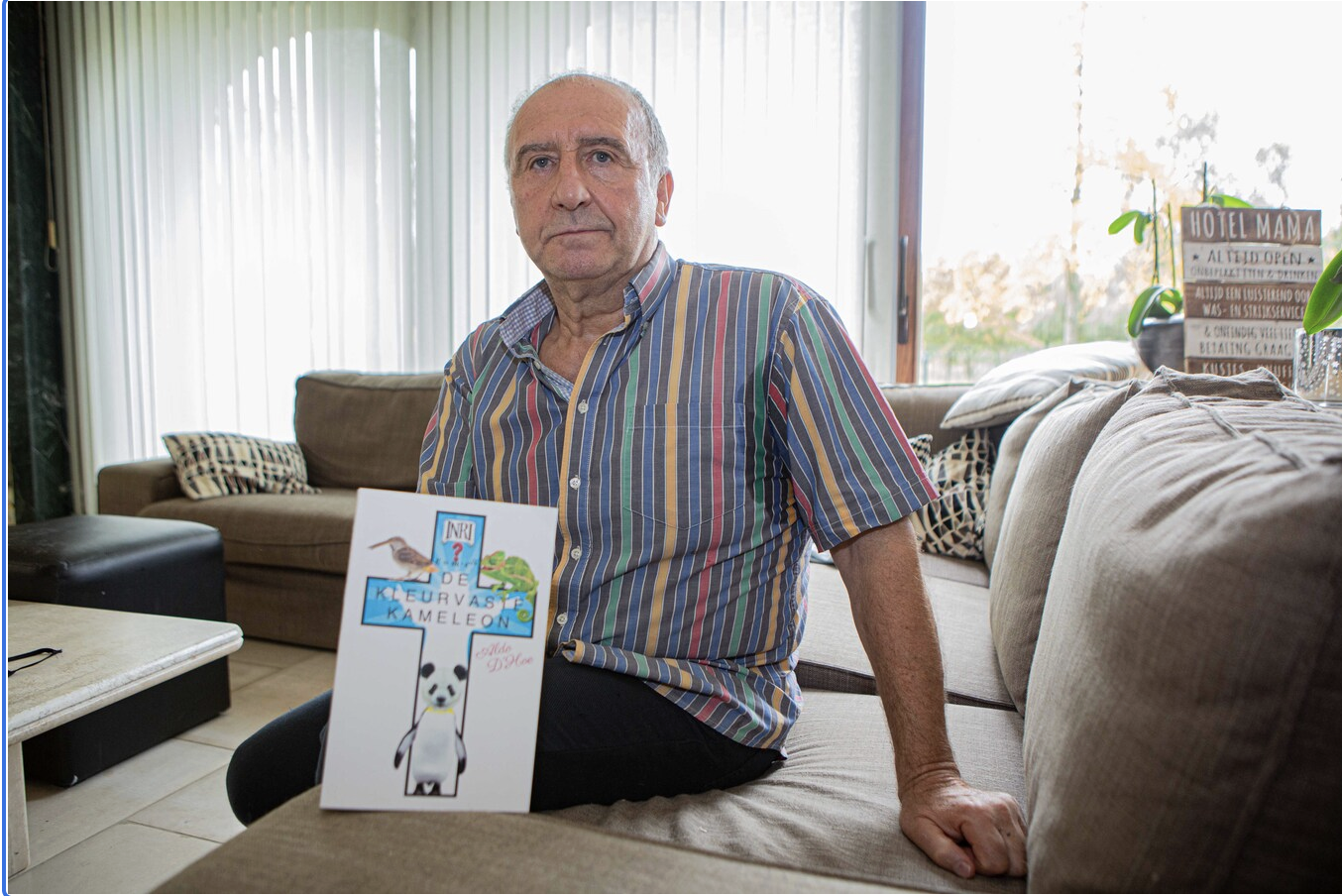 Aldo D'Hoe, auteur, met zijn boek De Kleurvaste Kameleon